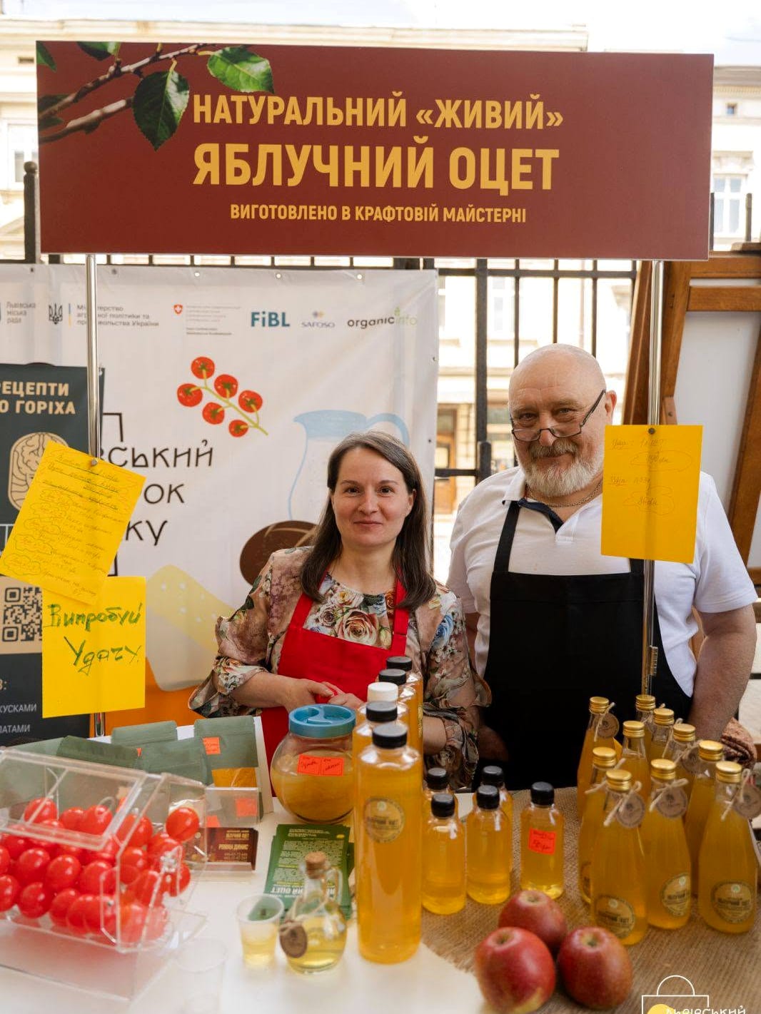 Роман, технолог, на ярмарку у Львові поруч із пляшками оцту «Струмок»